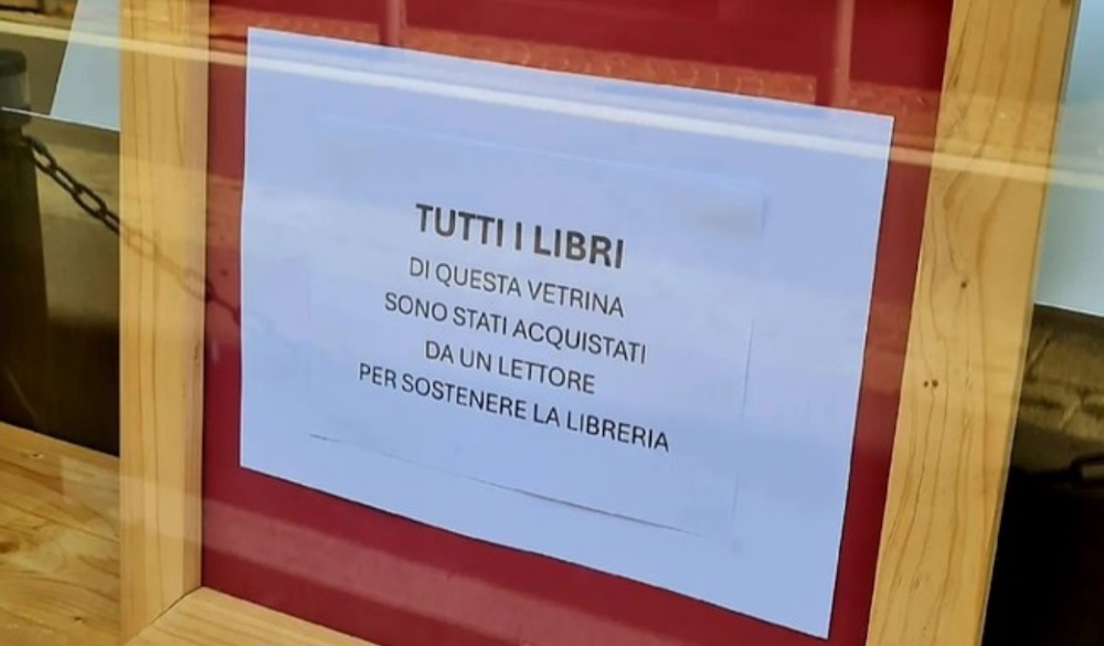 Svuota la vetrina: continua con successo il fenomeno per sostenere le librerie