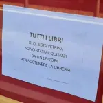 Svuota la vetrina: continua con successo il fenomeno per sostenere le librerie