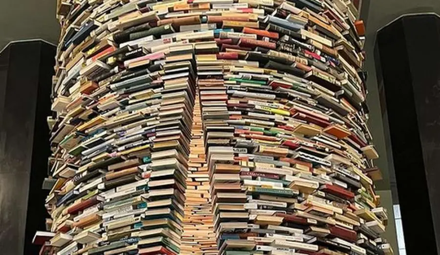 La Torre di Libri di Praga: l'opera d'arte con oltre 8000 volumi