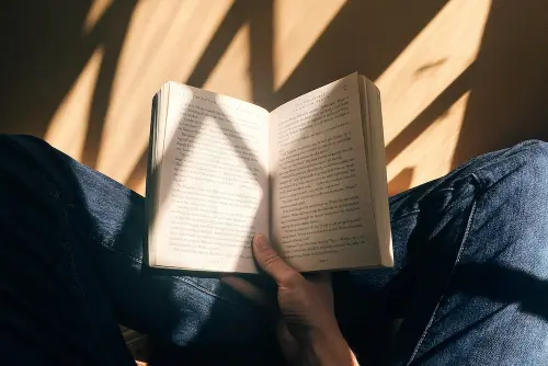 5 libri da leggere per evadere dall'ansia e dalle pressioni della vita quotidiana