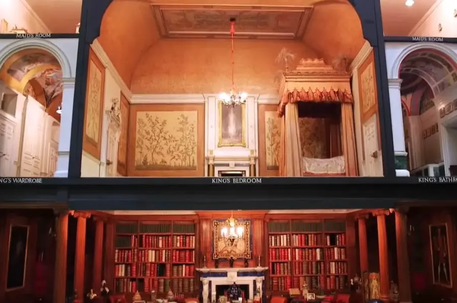 La casa delle bambole della regina Mary con biblioteca in miniatura compie 100 anni
