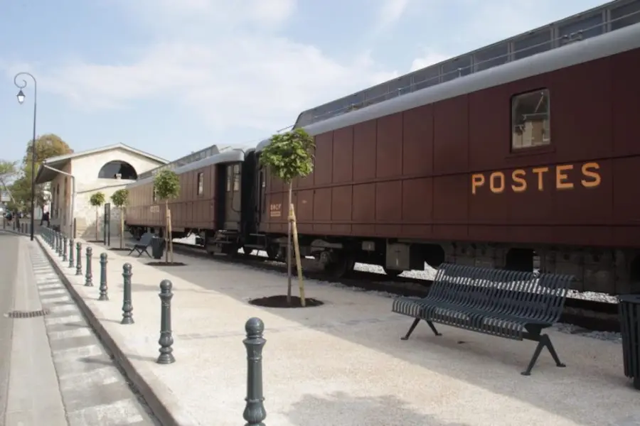 La Caverne aux Livres: la libreria in Francia sul treno non più utilizzato
