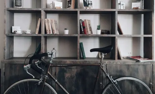 Lo scrittore che consegna i libri a domicilio: l'iniziativa per promuovere la lettura e la sensibilità ambientale