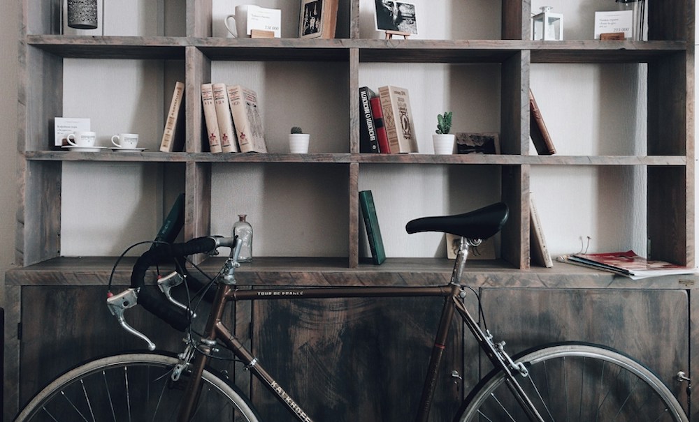 Lo scrittore che consegna i libri a domicilio: l'iniziativa per promuovere la lettura e la sensibilità ambientale