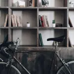 Lo scrittore che consegna i libri a domicilio: l'iniziativa per promuovere la lettura e la sensibilità ambientale