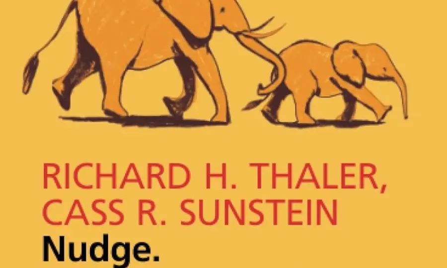 Nudge, la spinta gentile: recensione del libro di Cass R. Sunstein e Richard H. Thaler